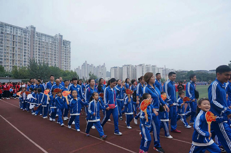 讓校服傳承文化  是艾咪天使的追求