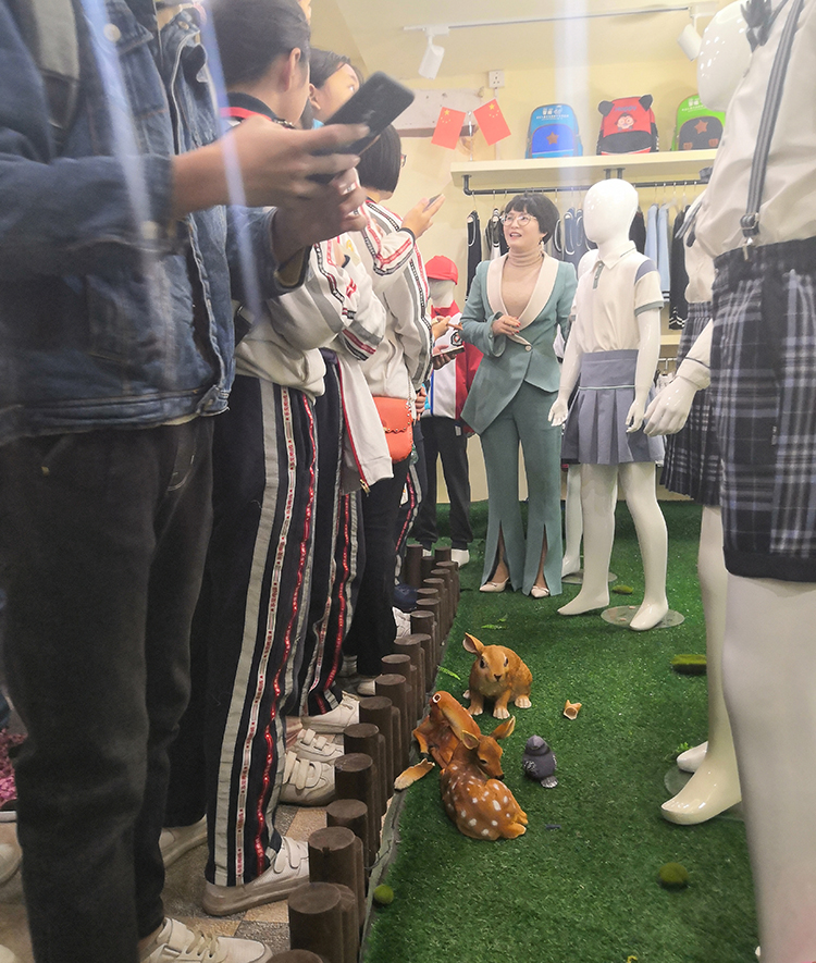 南城陽光第三小學參觀軒洋校服展廳